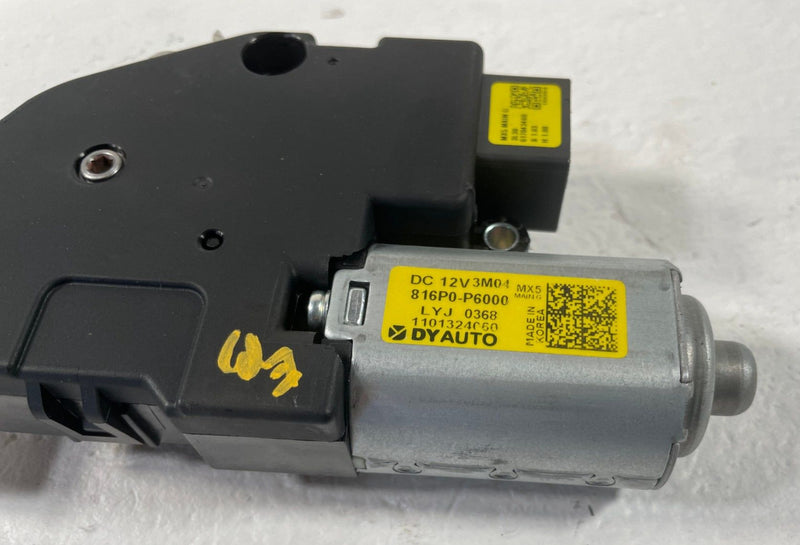 Load image into Gallery viewer, 2024-26 HYUNDAI SANTA FE FRONT SUNROOF SUN ROOF MOTOR UNIT 816P0-P6000 # 108652