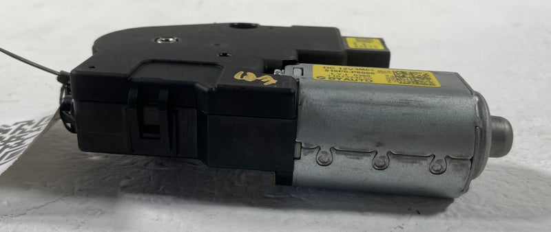 Load image into Gallery viewer, 2024-26 HYUNDAI SANTA FE FRONT SUNROOF SUN ROOF MOTOR UNIT 816P0-P6000 # 108652