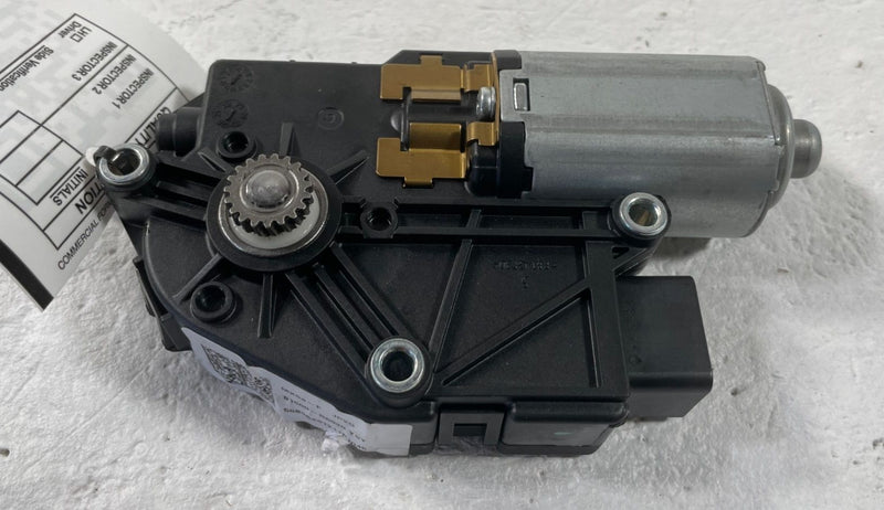Load image into Gallery viewer, 2024-26 HYUNDAI SANTA FE FRONT SUNROOF SUN ROOF MOTOR UNIT 816P0-P6000 # 108652