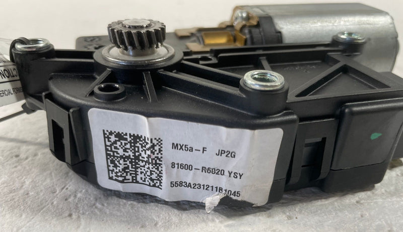 Load image into Gallery viewer, 2024-26 HYUNDAI SANTA FE FRONT SUNROOF SUN ROOF MOTOR UNIT 816P0-P6000 # 108652