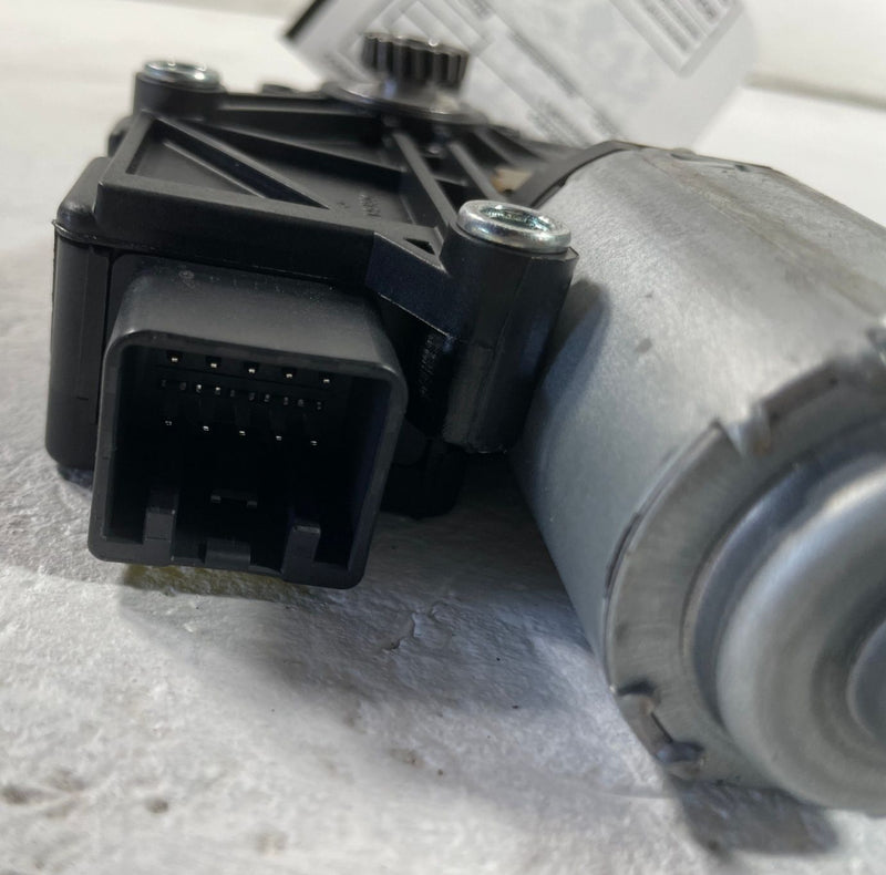 Load image into Gallery viewer, 2024-26 HYUNDAI SANTA FE FRONT SUNROOF SUN ROOF MOTOR UNIT 816P0-P6000 # 108652