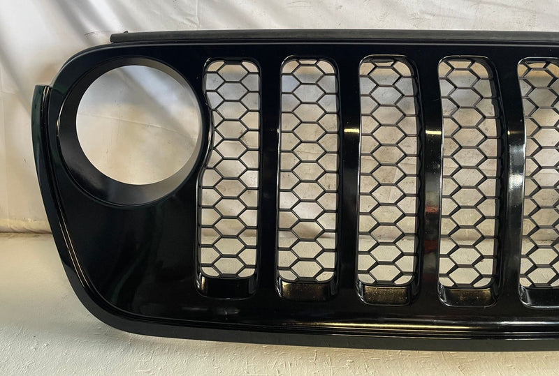 Load image into Gallery viewer, 2020-23 JEEP GLADIATOR FRONT BUMPER RADIATOR UPPER GRILLE GRILL MOLDING # 114208