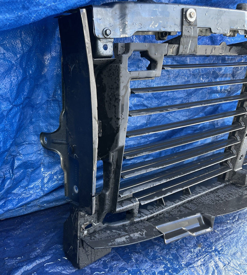 Load image into Gallery viewer, CHEVROLET SILVERADO 1500 FRONT RADIATOR ACTIVE SHUTTER ASSEMBLY 19-22 # 109444