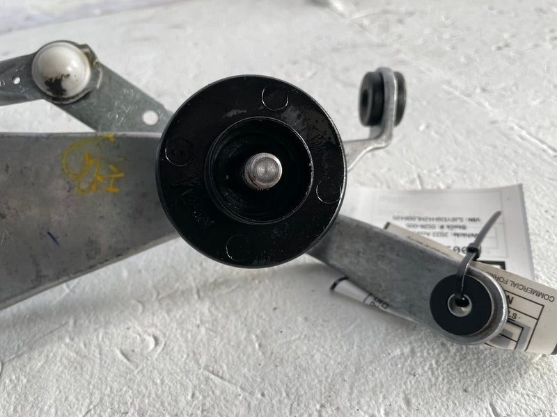 Load image into Gallery viewer, 2022-2026 ACURA MDX FRONT WINDSHIELD WIPER TRANSMISSION LINKAGE W/ MOTOR #111957