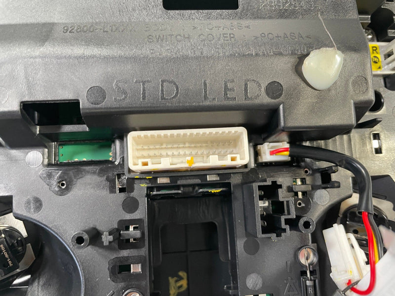Load image into Gallery viewer, 2025-2026 HYUNDAI TUCSON ROOF OVERHEAD CONSOLE DOME LIGHT LAMP SWITCH # 110169