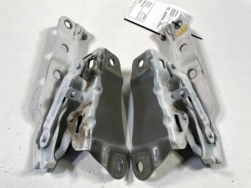 Load image into Gallery viewer, 2020-2025 KIA TELLURIDE FRONT RIGHT & LEFT HOOD BONNET HINGE PAIR WHITE # 114346