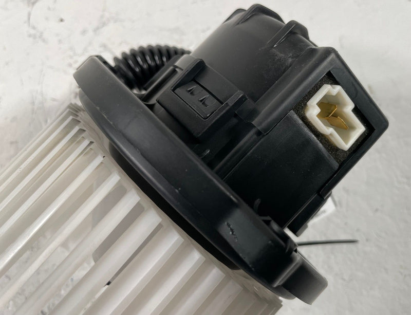 Load image into Gallery viewer, 24-26 HYUNDAI SANTA FE HVAC A/C AIR CONDITIONER HEATER BLOWER FAN MOTOR # 112080