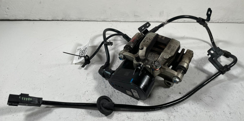 Load image into Gallery viewer, 22-25 HYUNDAI TUCSON REAR RIGHT BRAKE CALIPER ASSEMBLY W/ ABS SENSOR # 107705