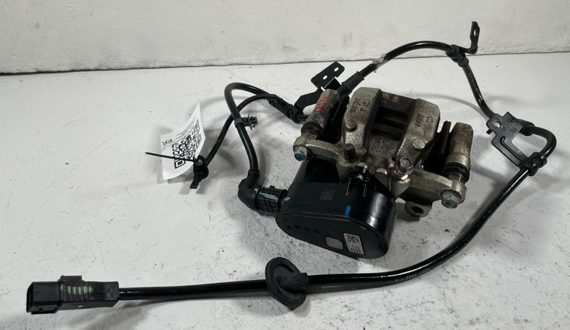 Load image into Gallery viewer, 22-25 HYUNDAI TUCSON REAR RIGHT BRAKE CALIPER ASSEMBLY W/ ABS SENSOR # 107705