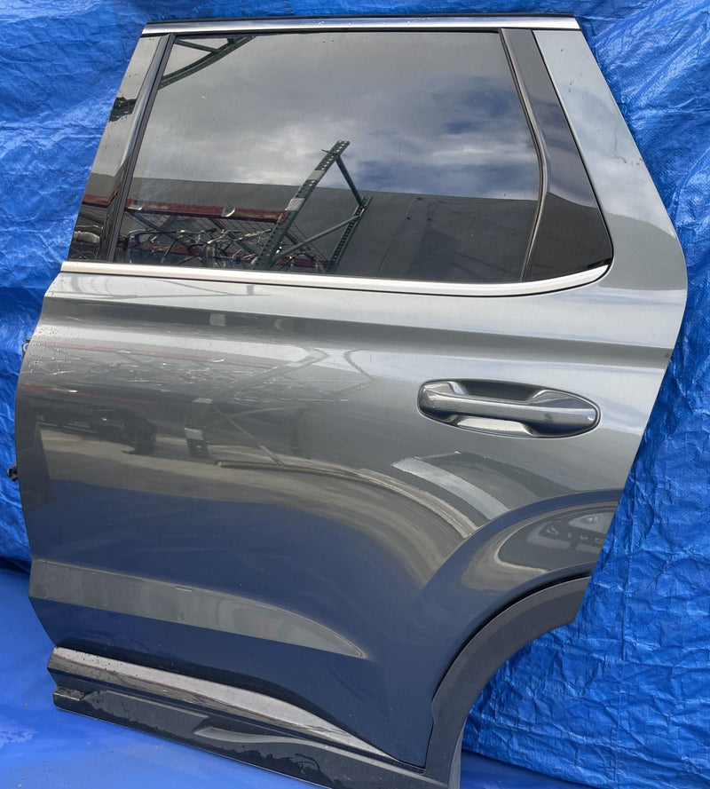 Load image into Gallery viewer, HYUNDAI PALISADE REAR LEFT DRIVER SIDE DOOR ASSEMBLY GRAY (P7V) 23-25 # 107785
