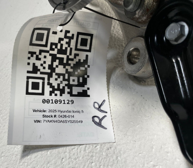 Load image into Gallery viewer, 2022 - 2026 HYUNDAI IONIQ 5 RWD REAR RIGHT SIDE SPINDLE KNUCKLE W/ HUB # 109129