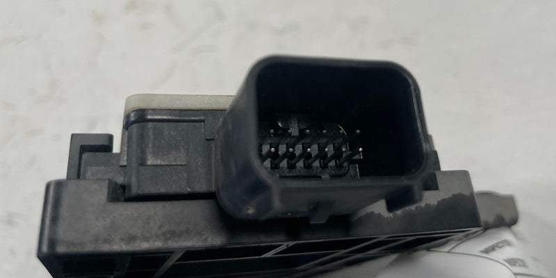 Load image into Gallery viewer, 2024-2026 HYUNDAI SANTA FE REAR LEFT DRIVER SIDE BLIND SPOT RADAR SENSOR #113185