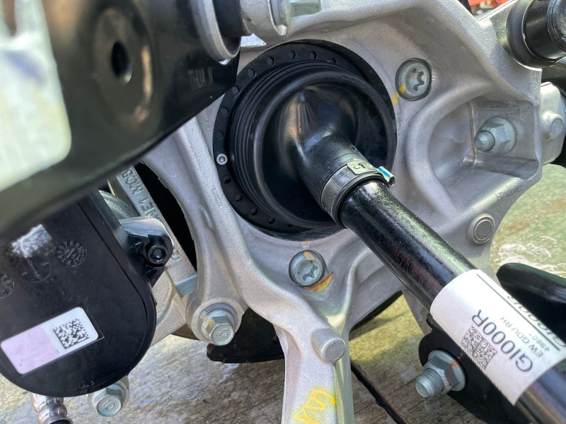 Load image into Gallery viewer, 2025-2026 HYUNDAI IONIQ 5 AWD REAR RIGHT SIDE SUSPENSION KNEE ASSEMBLY # 110470