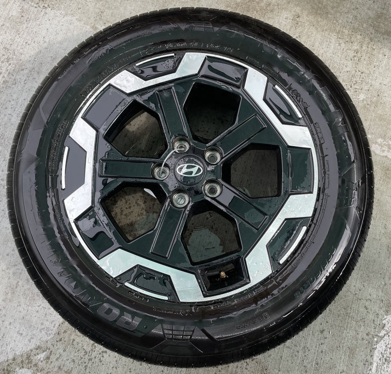 Load image into Gallery viewer, HYUNDAI SANTA FE 18" 18x7.5 BLACK ALLOY WHEEL RIM W/ TIRE (ONLY#1) 24-26 #112878