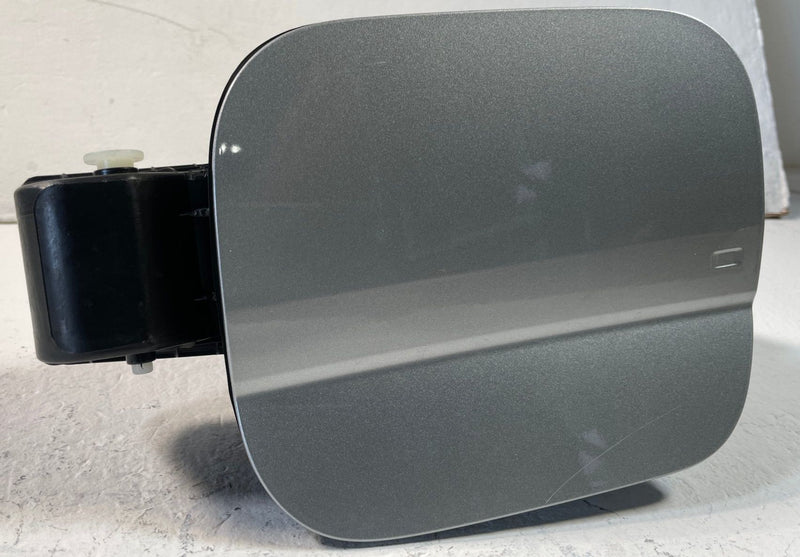 Load image into Gallery viewer, 24-26 HYUNDAI SANTA FE FUEL GAS TANK FILLER DOOR HOUSING SILVER (R2T) # 109255
