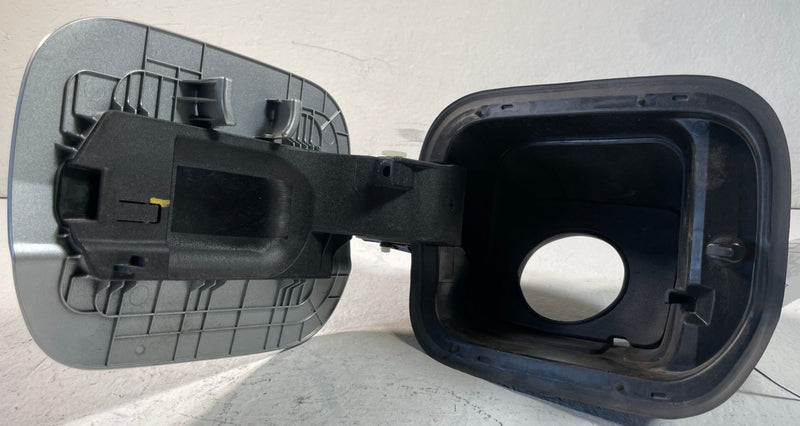 Load image into Gallery viewer, 24-26 HYUNDAI SANTA FE FUEL GAS TANK FILLER DOOR HOUSING SILVER (R2T) # 109255