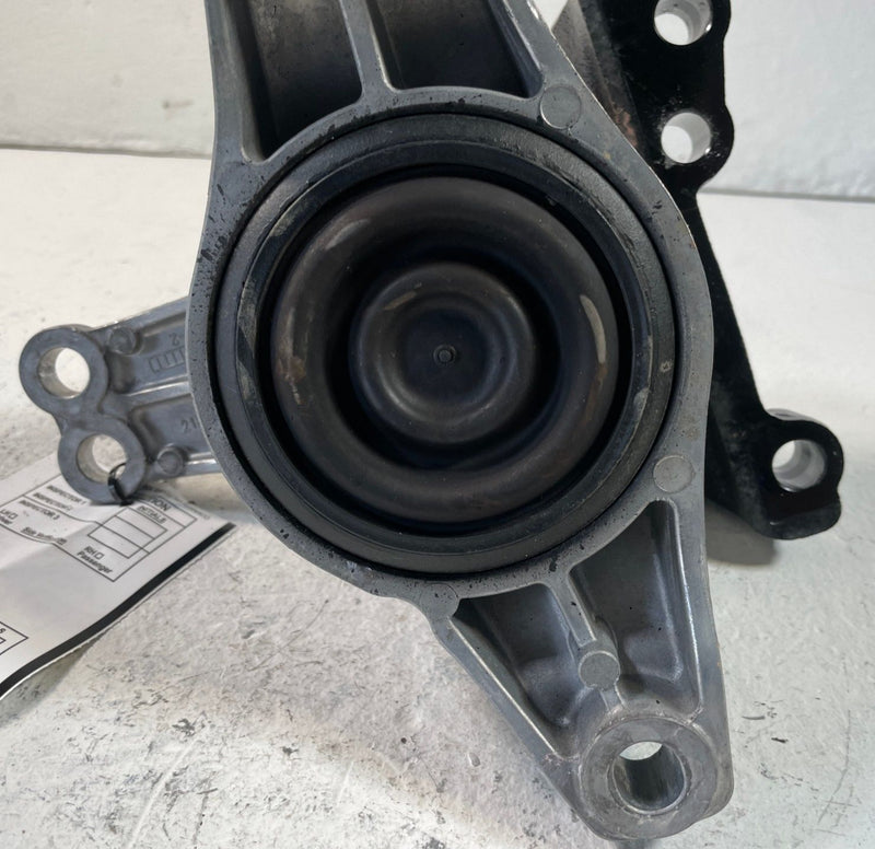 Load image into Gallery viewer, 24-25 HYUNDAI SANTA FE FRONT RIGHT SIDE ENGINE MOUNT SUPPORT BRACKET 2.5L 109293