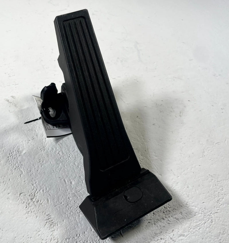 Load image into Gallery viewer, 2025-2026 HYUNDAI TUCSON ACCELERATOR PEDAL THROTTLE TRAVEL SENSOR # 111996