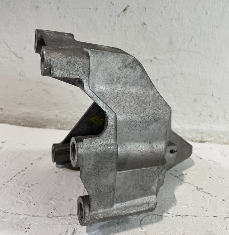 Load image into Gallery viewer, 2019-2023 GENESIS G70 FRONT LEFT SIDE ENGINE MOUNT SUPPORT BRACKET 2.0L # 104323