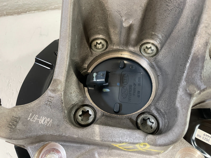 Load image into Gallery viewer, 2021-2025 HYUNDAI SANTA FE FWD REAR RIGHT SPINDLE KNUCKLE W/ WHEEL HUB # 104449