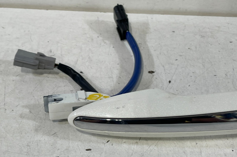 Load image into Gallery viewer, 2017-2020 INFINITI Q60 FRONT RIGHT SIDE EXTERIOR DOOR HANDLE WHITE (QAB) # 98640