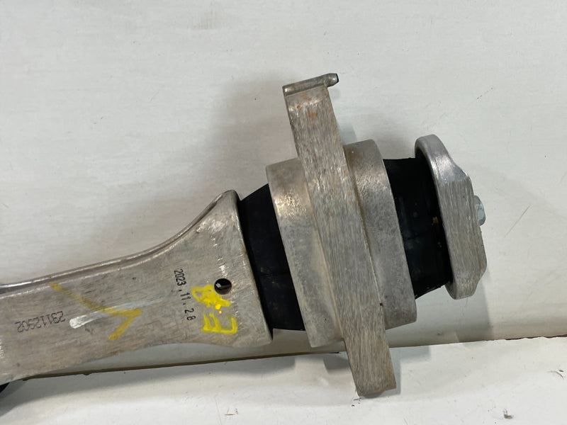 Load image into Gallery viewer, 22-25 HYUNDAI TUCSON SANTA CRUZ ENGINE MOTOR MOUNT TORQUE ARM ROLL ROD # 103237