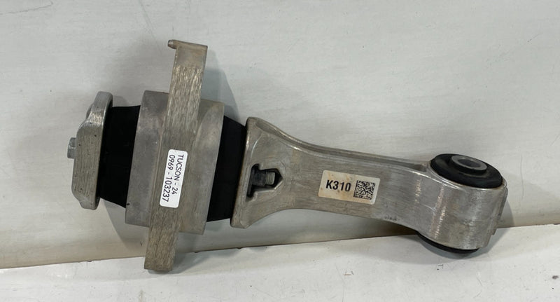 Load image into Gallery viewer, 22-25 HYUNDAI TUCSON SANTA CRUZ ENGINE MOTOR MOUNT TORQUE ARM ROLL ROD # 103237