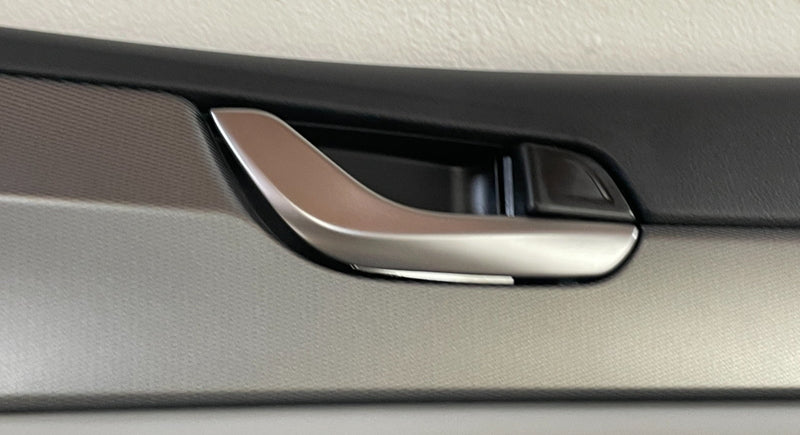 Load image into Gallery viewer, 2020 - 2022 HYUNDAI PALISADE FRONT RIGHT SIDE INTERIOR DOOR TRIM PANEL # 100874