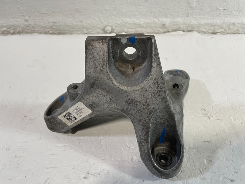 Load image into Gallery viewer, 20-25 CADILLAC CT5 RWD FRONT LEFT ENGINE MOTOR MOUNT SUPPORT BRACKET 2.0L 104984