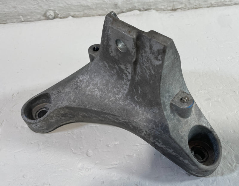 Load image into Gallery viewer, 20-25 CADILLAC CT5 RWD FRONT LEFT ENGINE MOTOR MOUNT SUPPORT BRACKET 2.0L 104984