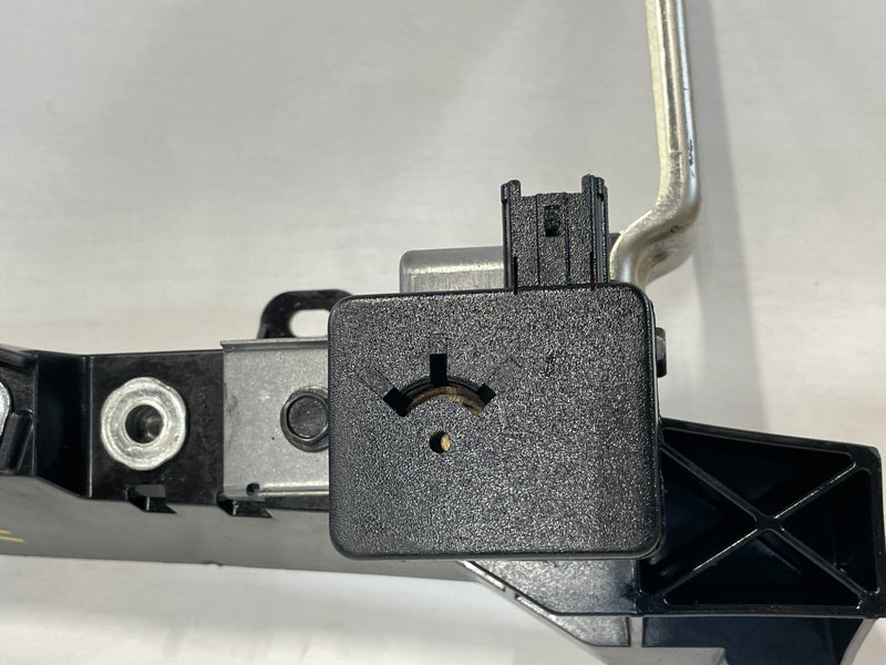 Load image into Gallery viewer, 14-23 INFINITI Q50 Q60 RIGHT RADIATOR CORE SUPPORT FENDER MOUNTING BRACKET 90385