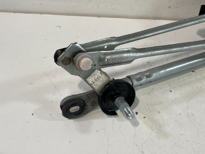 Load image into Gallery viewer, 22-25 HYUNDAI TUCSON FRONT WINDSHIELD WIPER TRANSMISSION LINKAGE W/MOTOR #103302