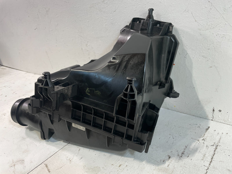 Load image into Gallery viewer, ⭐⭐ 2017-2019 INFINITI QX30 AIR FILTER CLEANER HOUSING INTAKE BOX 16500-5DD0A ⭐⭐