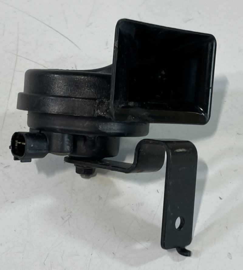 Load image into Gallery viewer, 2020-2023 HYUNDAI SONATA LOW NOTE TONE HORN PITCH SIGNAL 96611-L1000 # 102026