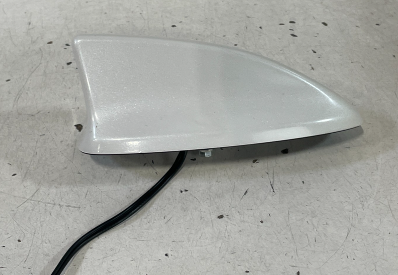 Load image into Gallery viewer, 2023-2025 HR-V TOP ROOF SATELLITE SHARK FIN RADIO ANTENNA WHITE (NH883P) #100689
