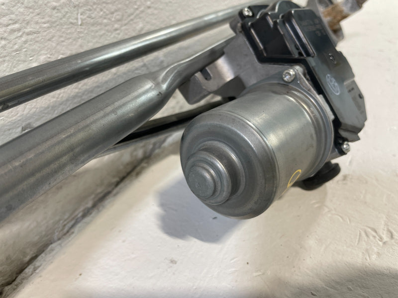 Load image into Gallery viewer, 20-26 CADILLAC CT5 FRONT WINDSHIELD WIPER TRANSMISSION LINKAGE W/ MOTOR # 105021

