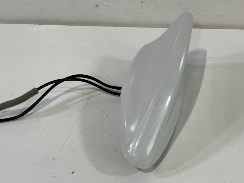 Load image into Gallery viewer, 2023-2025 HR-V TOP ROOF SATELLITE SHARK FIN RADIO ANTENNA WHITE (NH883P) #101679

