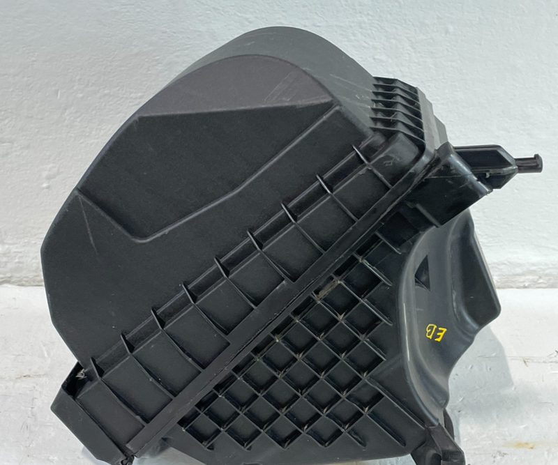 Load image into Gallery viewer, 2019-2020 HYUNDAI SANTA FE ENGINE AIR CLEANER FILTER HOUSING BOX 2.0L # 102982

