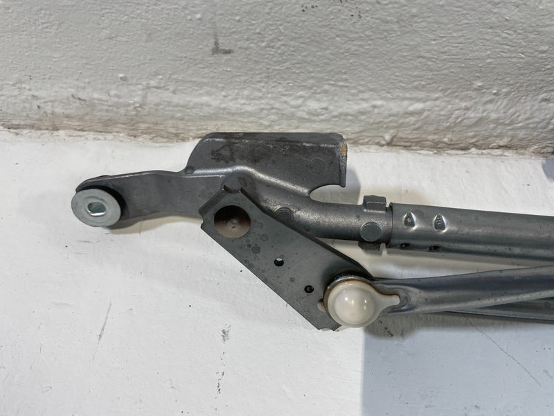 Load image into Gallery viewer, 20-26 CADILLAC CT5 FRONT WINDSHIELD WIPER TRANSMISSION LINKAGE W/ MOTOR # 105021
