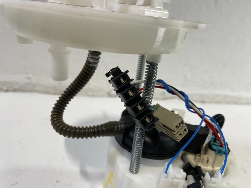 Load image into Gallery viewer, 2020 - 2025 CADILLAC CT5 FUEL GAS PUMP SENDING UNIT ASSEMBLY 84800568 # 105016
