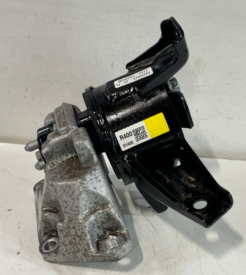Load image into Gallery viewer, 2019-2020 HYUNDAI SANTA FE AUTOMATIC TRANSMISSION MOUNT BRACKET 2.0L # 102948
