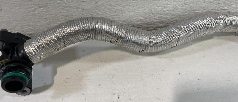 Load image into Gallery viewer, 20-25 CADILLAC CT5 ENGINE CRANKCASE VENTILATION PCV VALVE HOSE TUBE PIPE #104972

