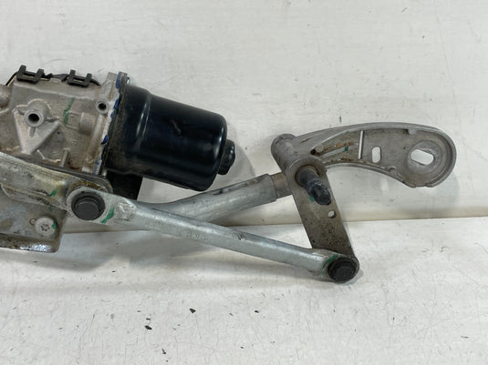 19-24 BMW 330i 330e FRONT WINDSHIELD WIPER TRANSMISSION LINKAGE W/ MOTOR # 98489