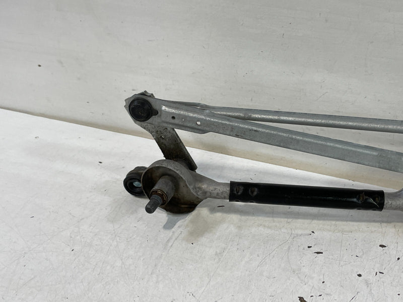 Load image into Gallery viewer, 18-23 KIA STINGER FRONT WINDSHIELD WIPER TRANSMISSION LINKAGE W/ MOTOR # 99735
