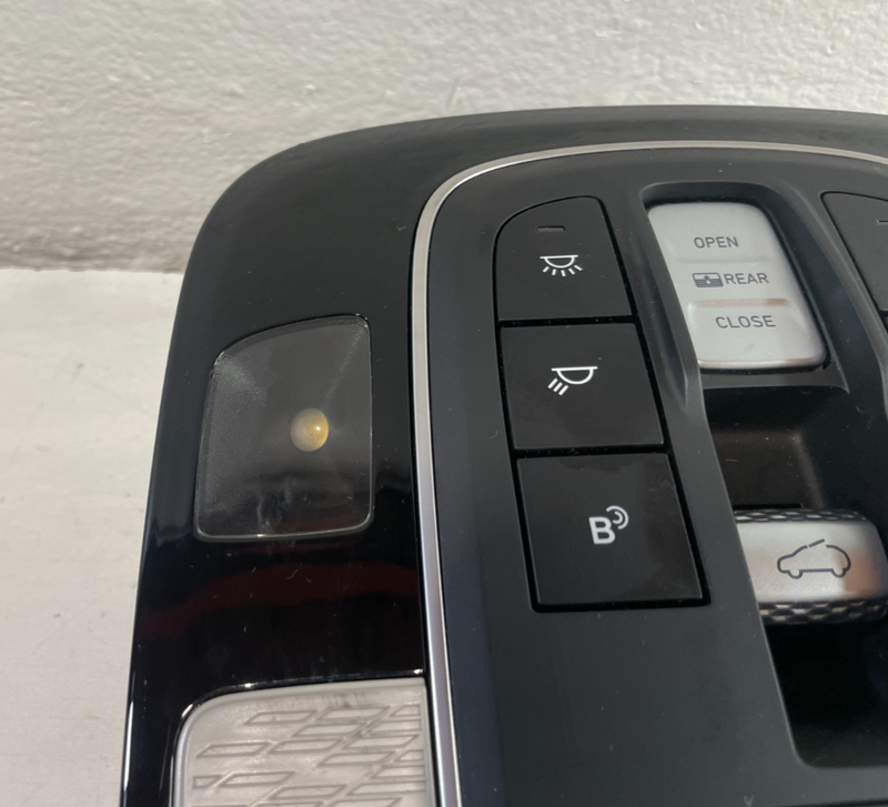 Load image into Gallery viewer, 2023 - 2025 HYUNDAI PALISADE FRONT OVERHEAD ROOF MAP DOME LIGHT LAMP # 105150
