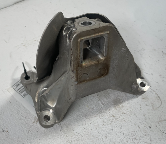 21-25 BMW G82 M4 M3 M2 FRONT RIGHT ENGINE SUPPORT MOUNT BRACKET 3.0L
