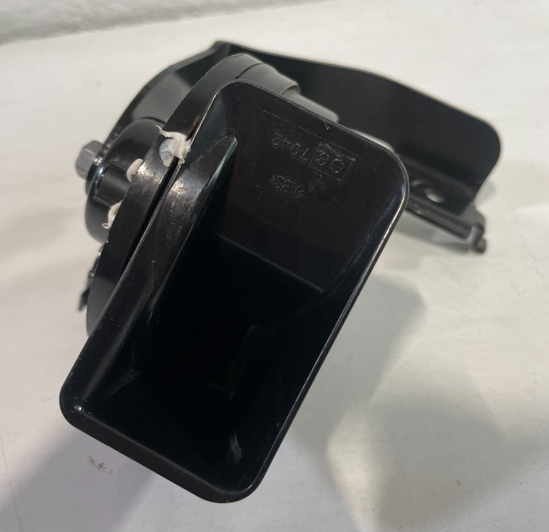 Load image into Gallery viewer, 20-26 CADILLAC CT5 CT4 FRONT RIGHT LOW NOTE TONE HORN SIGNAL W/ BRACKET #104949
