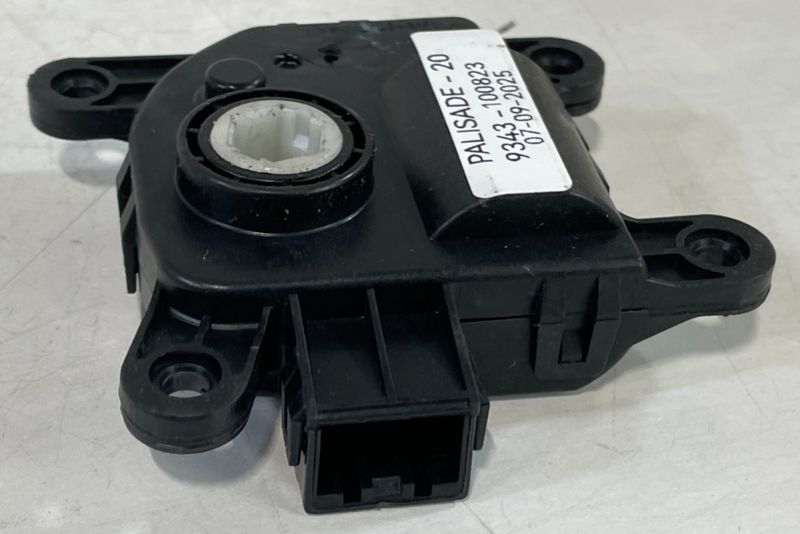 Load image into Gallery viewer, 2010-2025 HYUNDAI PALISADE HVAC A/C HEATER FLAP SERVO ACTUATOR MOTOR # 100823
