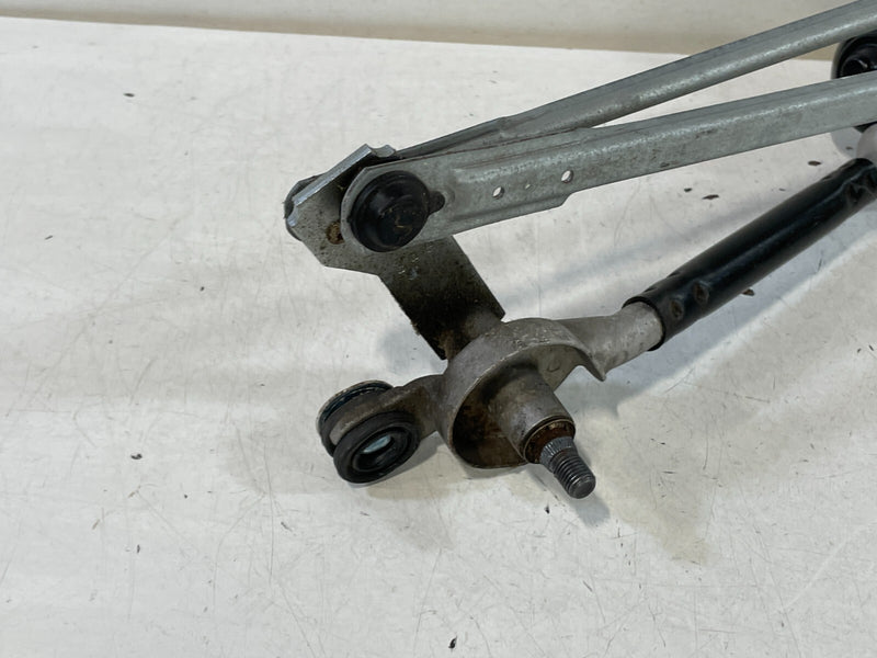 Load image into Gallery viewer, 18-23 KIA STINGER FRONT WINDSHIELD WIPER TRANSMISSION LINKAGE W/ MOTOR # 99735
