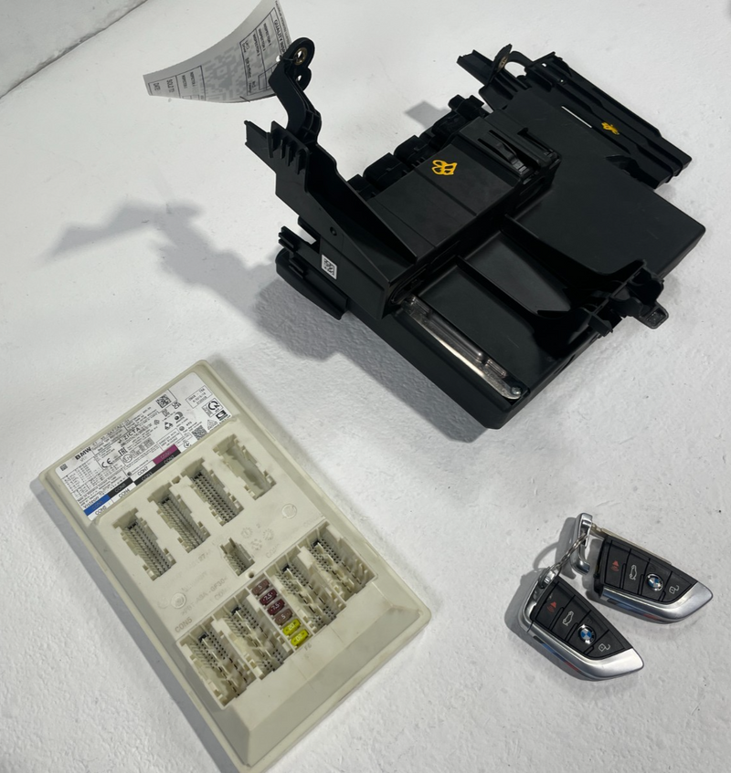 Load image into Gallery viewer, 2021 - 2025 BMW G82 M4 M3 M2 X3 ENGINE &amp; BODY CONTROL MODULE W/ KEY FOB # 105647

